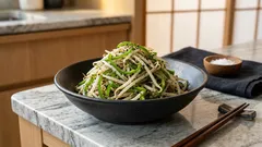 もやし1袋であと一品:生ピーマンの食感がアクセントの黒すり胡麻あえ