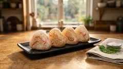 混ぜて握るだけ：カニカマ×香味ペーストの秒速おにぎり（火を使わない）